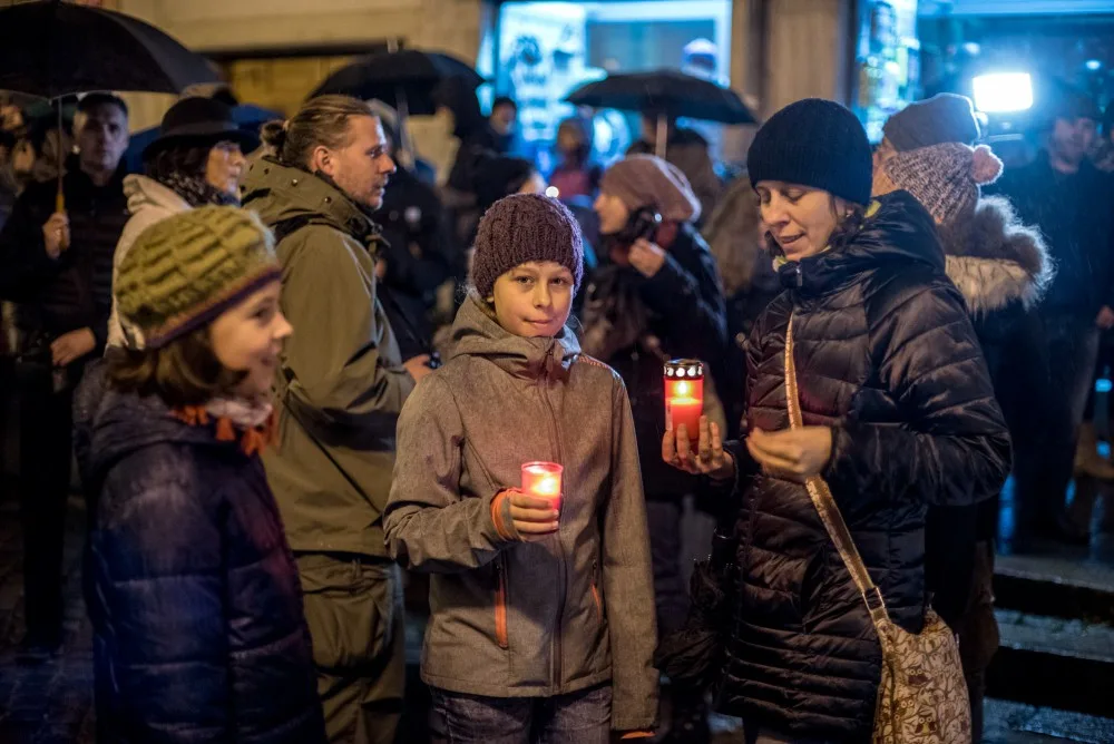 Asi tři stovky lidí šly průvodem od Jihočeského divadla na náměstí, kde někteří účastníci zapálili svíčky.