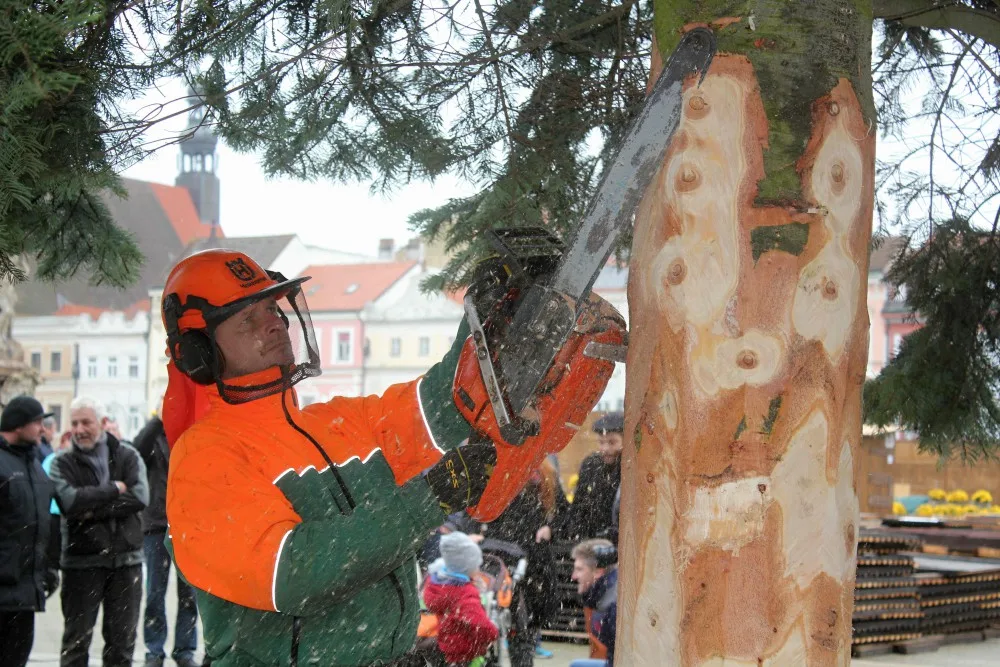 Usazování vánočního stromu na buděcké náměstí, sobota 18. listopadu dopoledne.