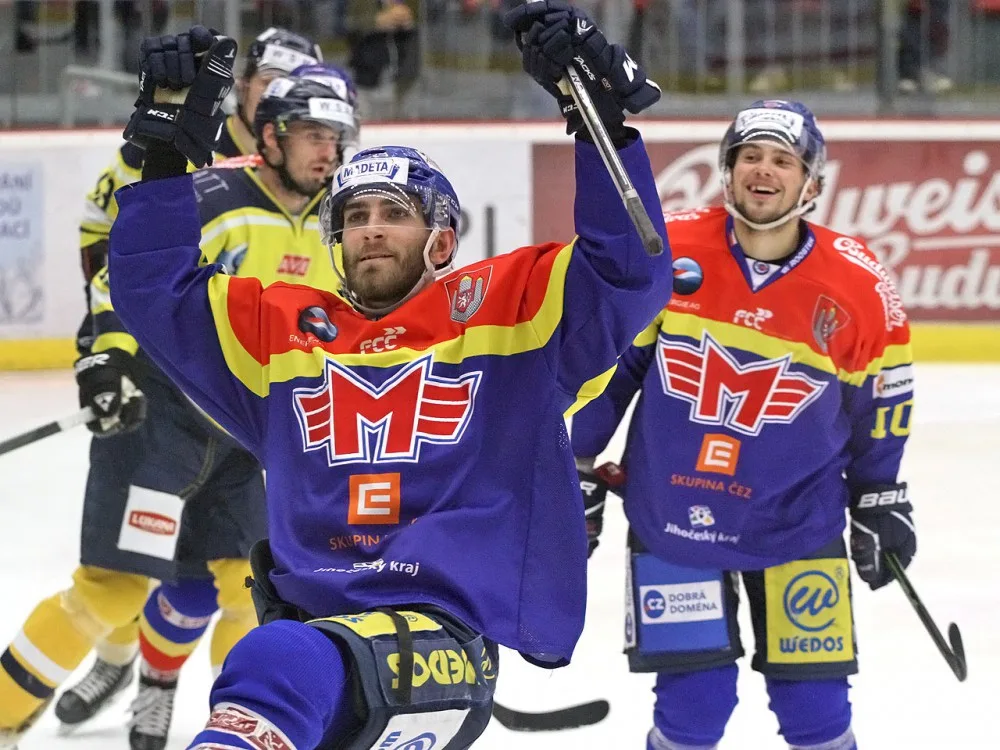 Domácí střelci. V popředí Filip Vlček, za ním autor vyrovnávací trefy na 1:1 Radek Prokeš