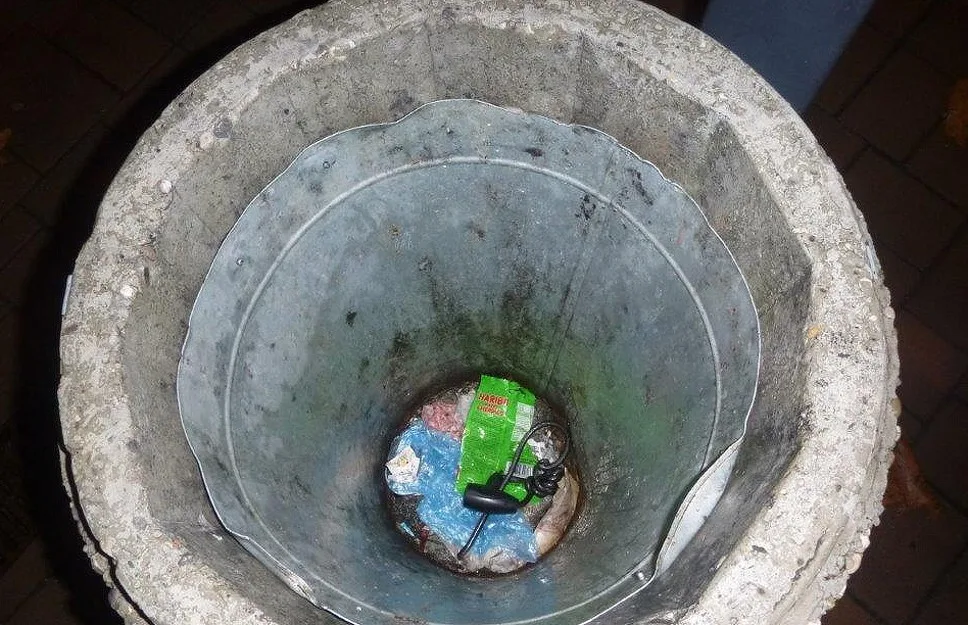 Zloděj kola zahodil zámek do odpadkového koše.