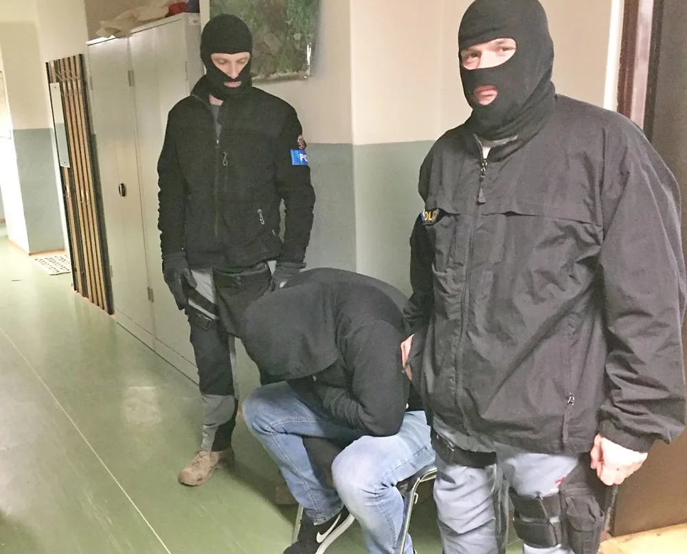 Jihočeská policie obvinila dva muže z dvojnásobné vraždy v Horusicích na Táborsku. Podle kriminalistů vraždili předloni na podzim při loupežném přepadení rodinné firmy. Na policejním snímku je uprostřed jeden z obviněných.