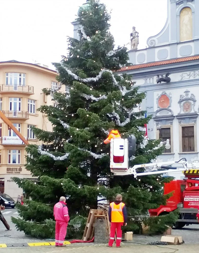 V centru Budějc roste adventní tržiště, zdobí se vánoční strom, chystá se betlém. Náměstí bude také dějiště celé řady koulturních akcí.