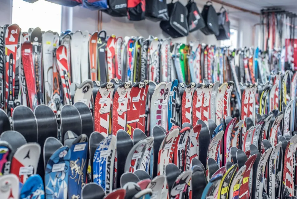 Wave Sport nabízí široký sortiment sportovních potřeb pro milovníky zimních sportů, především lyžaře a snowboardisty.
