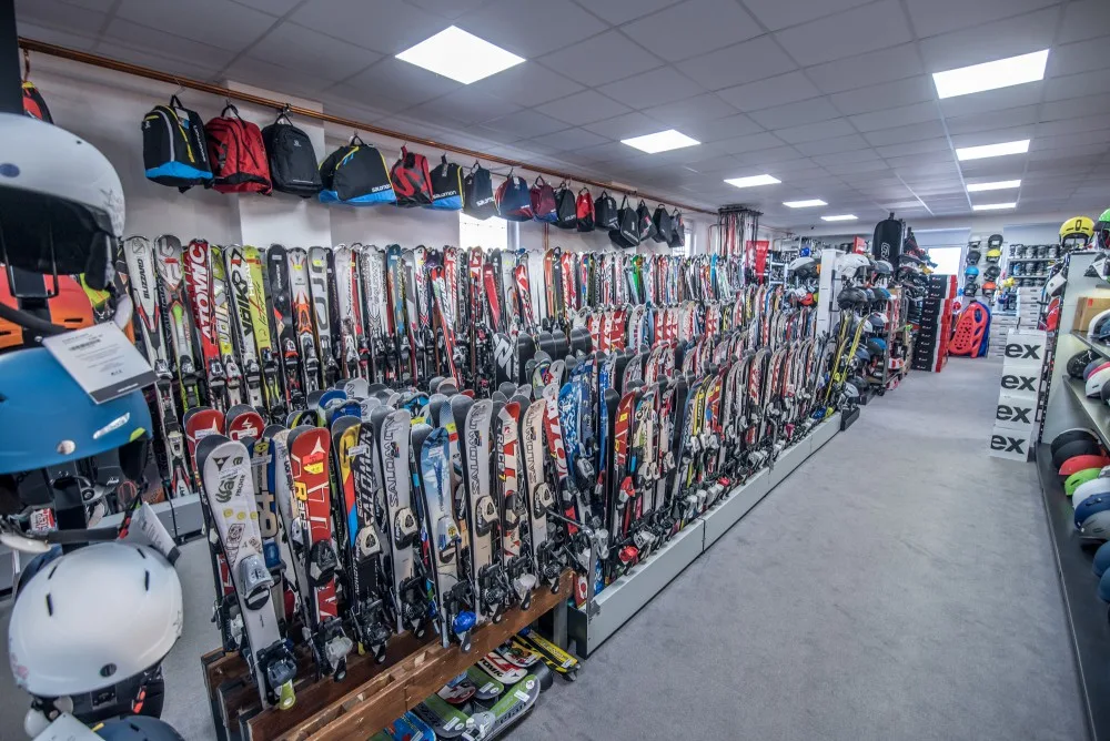 Wave Sport nabízí široký sortiment sportovních potřeb pro milovníky zimních sportů, především lyžaře a snowboardisty.