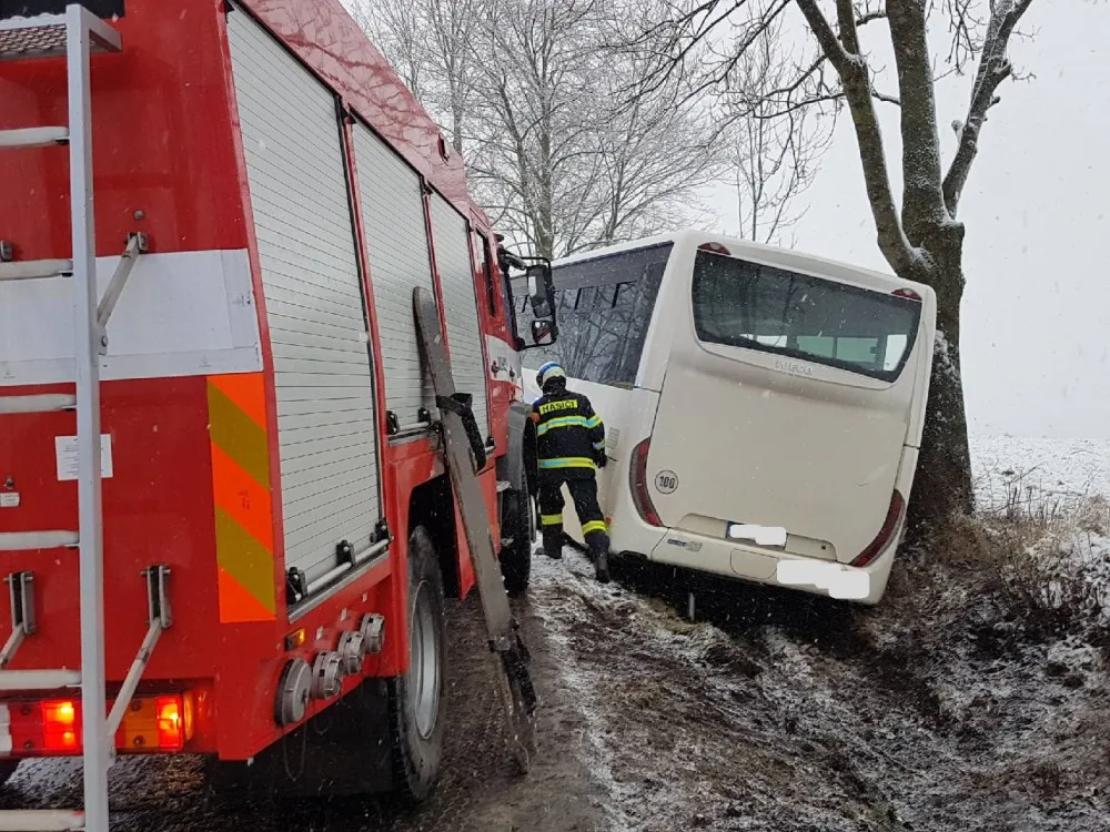 U Ločenic na Českobudějovicku ve čtvrtek 30. listopadu ráno havaroval autobus.