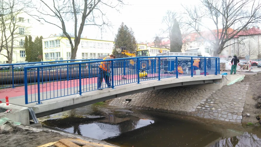 Od poloviny prosince budou moct lidé využívat trasu E cyklostezky a lávky přes Mlýnskou stoku v Alešově ulici v Českých Budějovicích.