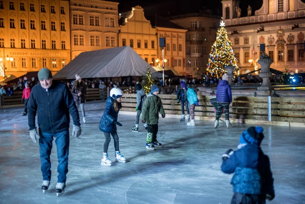 Českobudějovický advent letos nabízí novinku v podobě unikátního kluziště kolem kašny.
