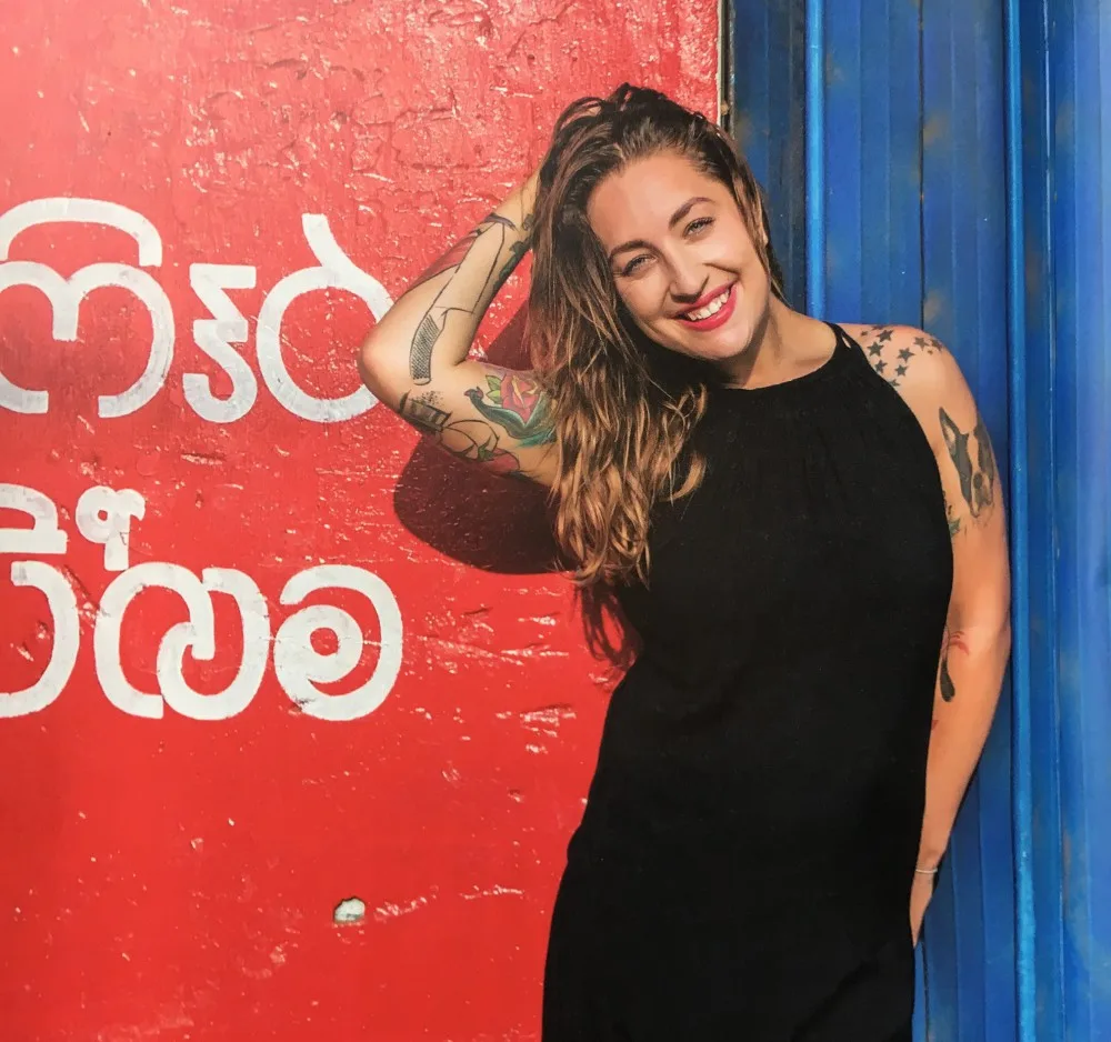 Kamila Rundusová alias Kamu pokřtí v českobudějovické Palubě svou Nejbarevnější kuchařku.