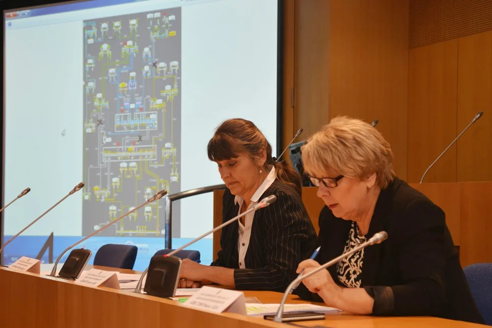 Hejtmanka Jihočeského kraje Ivana Stráská (vpravo) a tajemnice krizového štábu kraje Marta Spálenková při cvičení Blackout 2017.