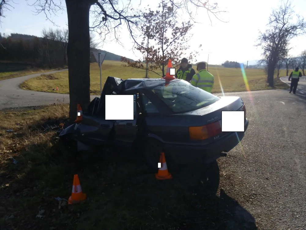 Tragická dopravní nehoda se stala dnes, ve středu 6. prosince, u Lhenic na Prachaticku. Po nárazu do stromu tam zemřel řidič osobního automobilu.