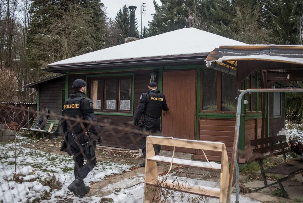 Policisté se svými čtyřnohými parťáky teď mnohem častěji kontrolují chaty a chalupy.