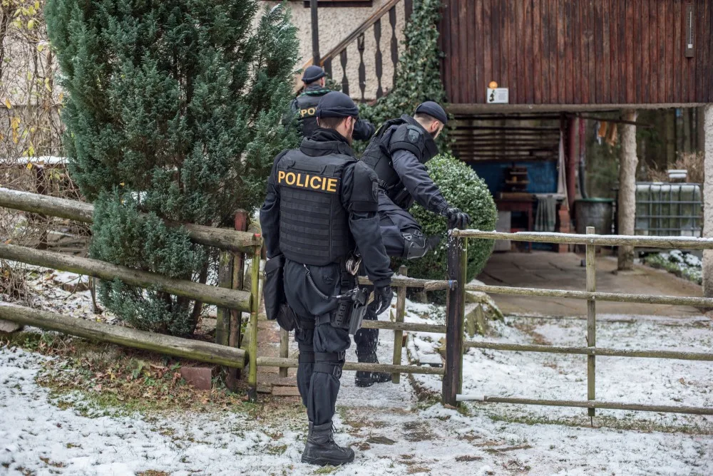 Policisté se svými čtyřnohými parťáky teď mnohem častěji kontrolují chaty a chalupy,