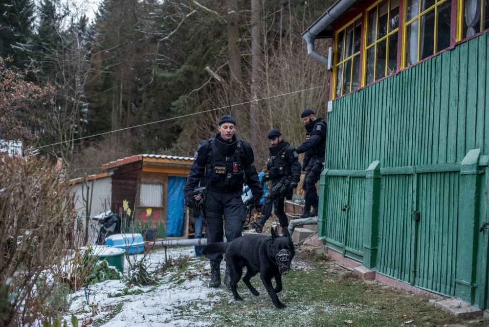 Policisté se svými čtyřnohými parťáky teď mnohem častěji kontrolují chaty a chalupy.