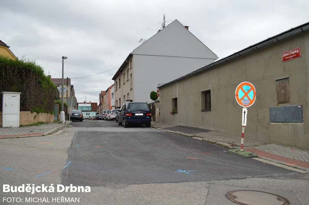 Ulice Jana Čapka  před rekonstrukcí.