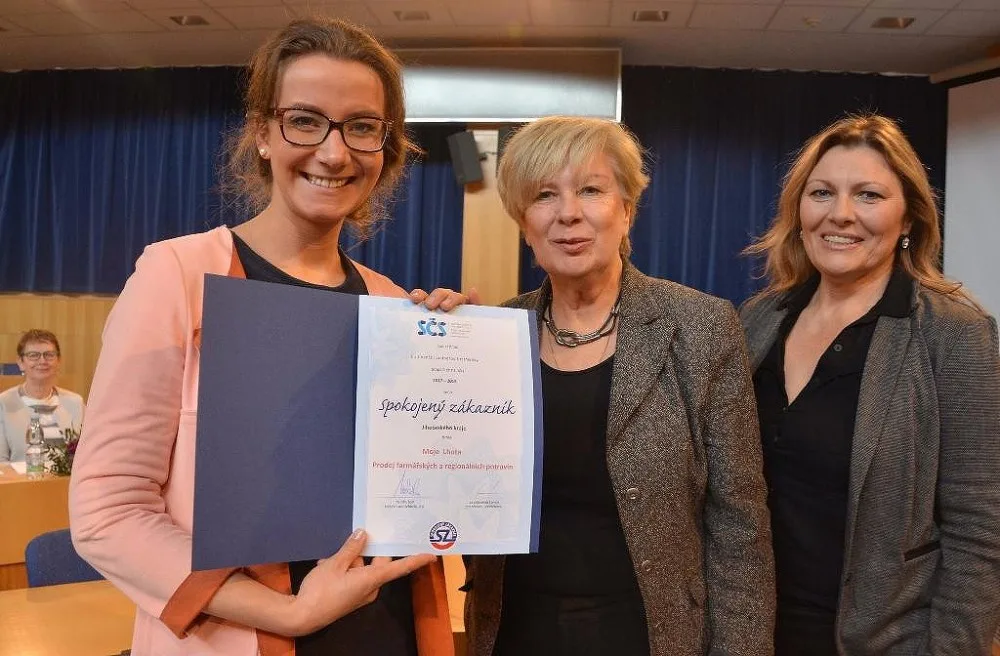 Spokojený zákazník Jihočeského kraje 2017. Ocenění z rukou hejtmanky Ivany Stráské převzala i provozovatelka písecké prodejny regionálních potravin Moje Lhota Tereza Hátleová