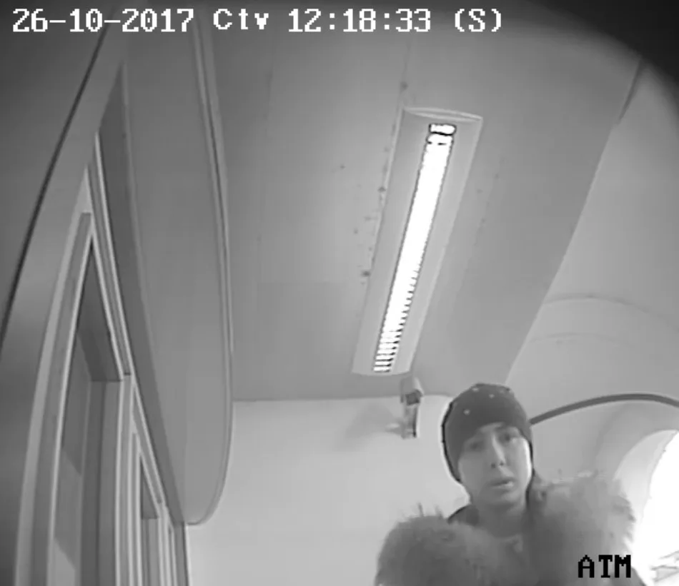 Policistům se podařilo zajistit kamerové záznamy lidí, kteří by mohli přispět k objasnění uvedeného případu. Kdo by poznal mladou ženu na několika fotografiích, kontaktujte je.
