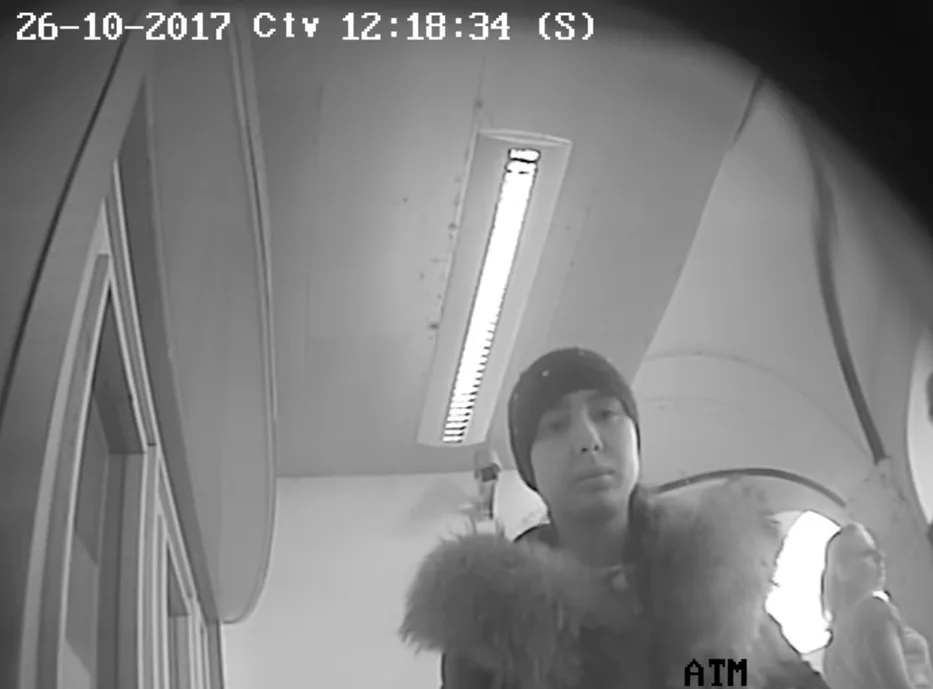 Policistům se podařilo zajistit kamerové záznamy lidí, kteří by mohli přispět k objasnění uvedeného případu. Kdo by poznal mladou ženu na několika fotografiích, kontaktujte je.