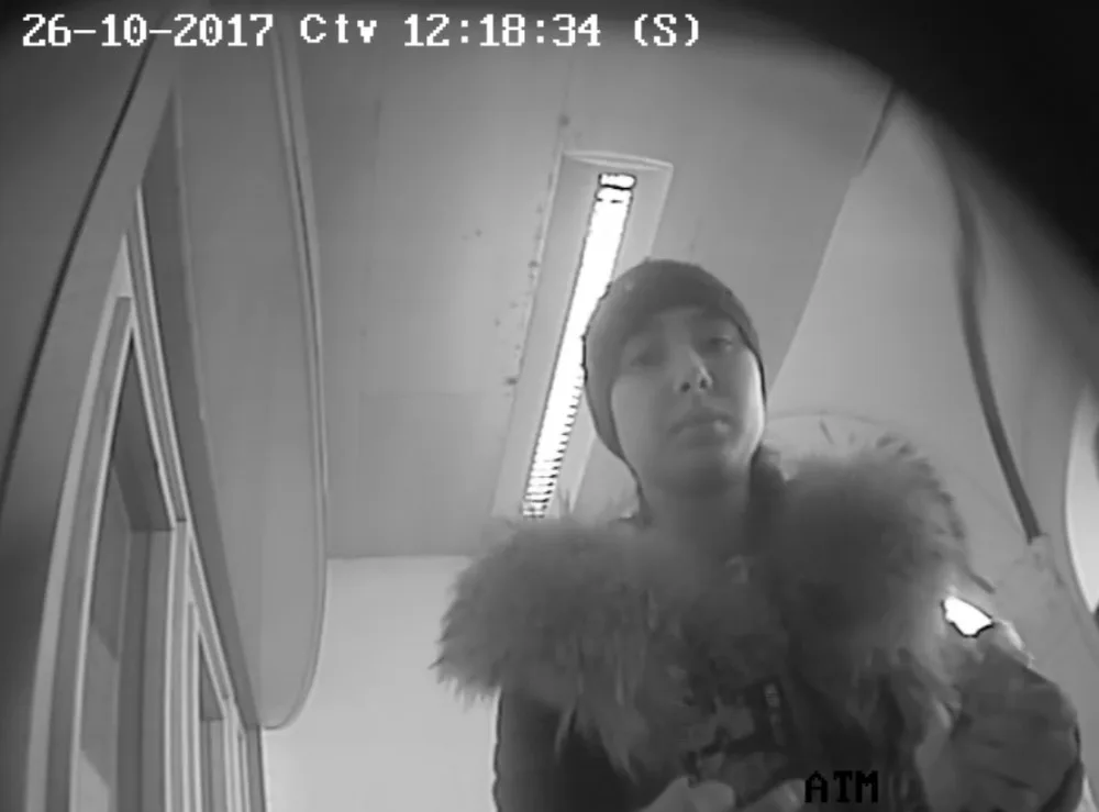 Policistům se podařilo zajistit kamerové záznamy lidí, kteří by mohli přispět k objasnění uvedeného případu. Kdo by poznal mladou ženu na několika fotografiích, kontaktujte je.