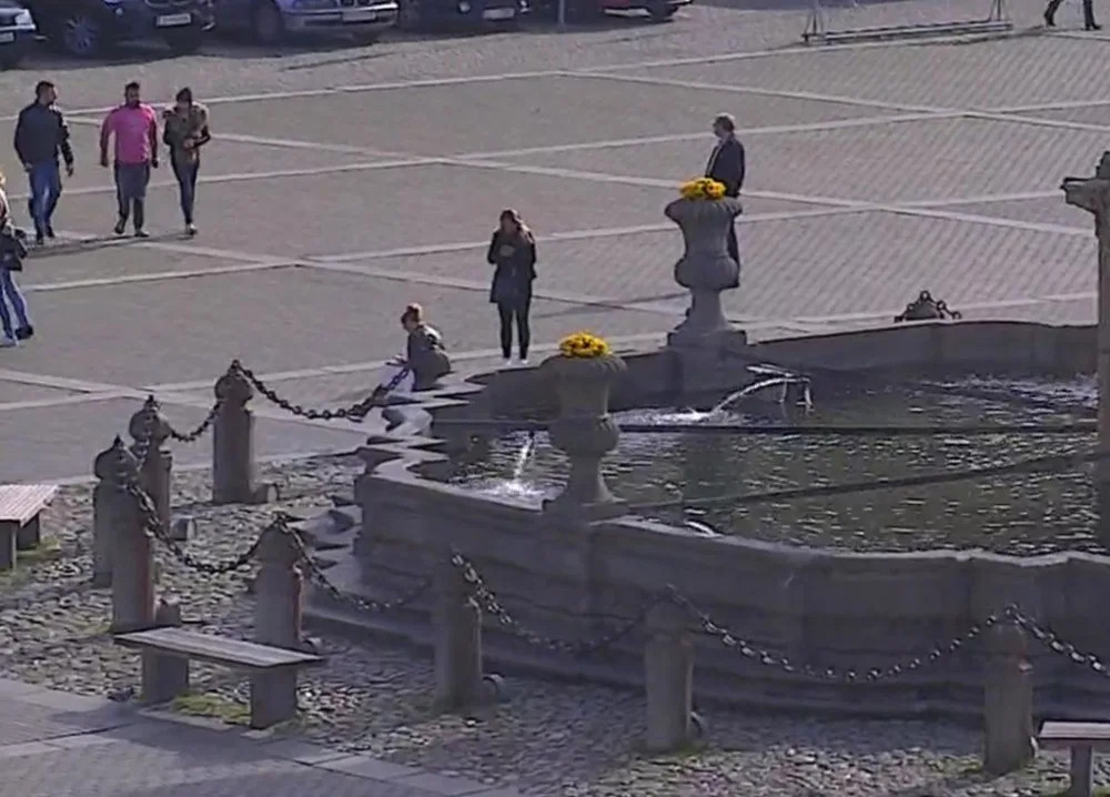 Policistům se podařilo zajistit kamerové záznamy lidí, kteří by mohli přispět k objasnění uvedeného případu. Kdo by poznal mladou ženu na několika fotografiích, kontaktujte je.