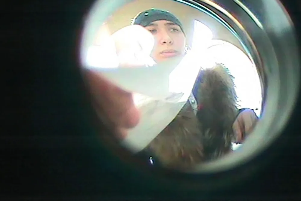 Policistům se podařilo zajistit kamerové záznamy lidí, kteří by mohli přispět k objasnění uvedeného případu. Kdo by poznal mladou ženu na několika fotografiích, kontaktujte je.