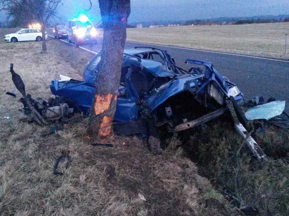 Při tragické dopravní nehodě u Milevska na Písecku zemřel v sobotu 16. prosince ráno dvacetiletý mladík. Jeho sedmnáctiletého spolujezdce s těžkým zraněním transportovali záchranáři do nemocnice vrtulníkem.