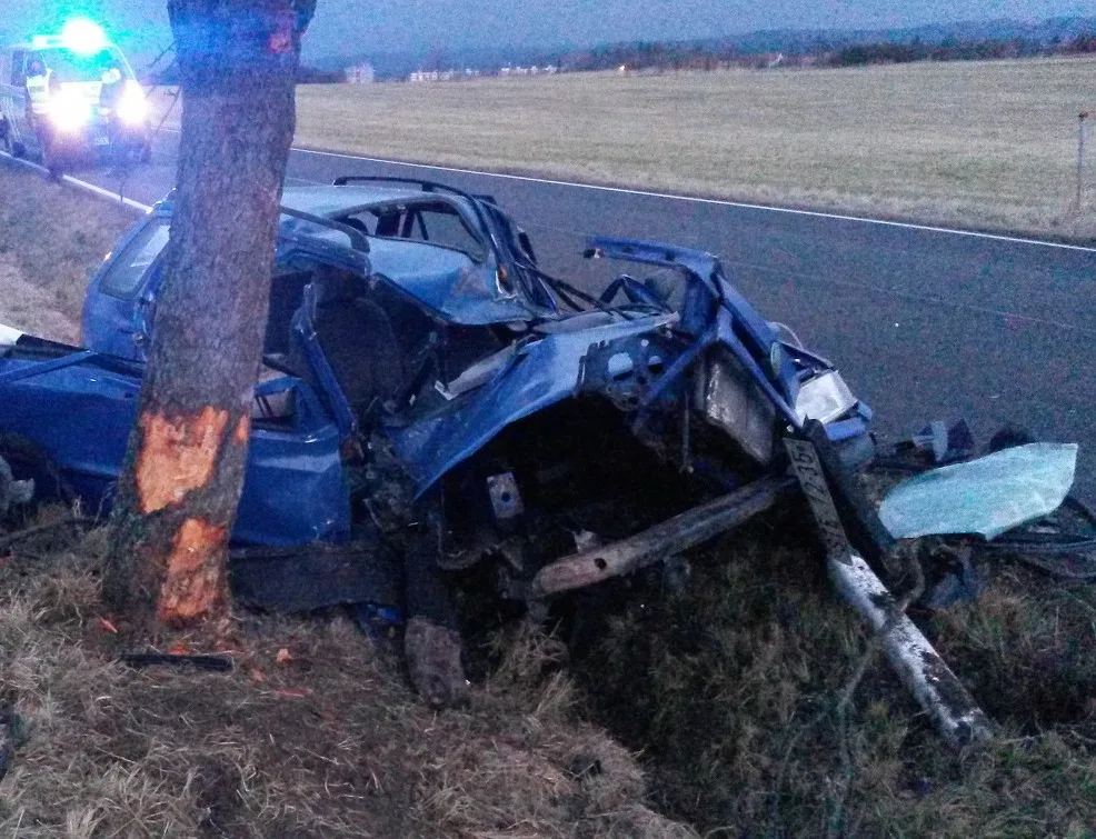 Při tragické dopravní nehodě u Milevska na Písecku zemřel v sobotu 16. prosince ráno dvacetiletý mladík. Jeho sedmnáctiletého spolujezdce s těžkým zraněním transportovali záchranáři do nemocnice vrtulníkem.
