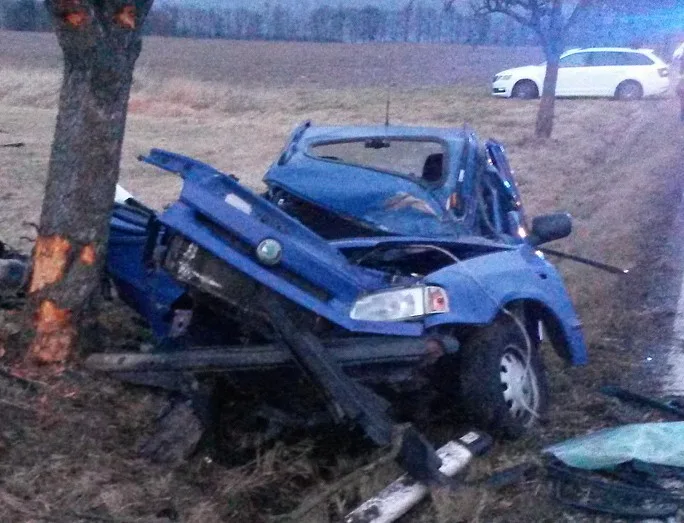 Při tragické dopravní nehodě u Milevska na Písecku zemřel v sobotu 16. prosince ráno dvacetiletý mladík. Jeho sedmnáctiletého spolujezdce s těžkým zraněním transportovali záchranáři do nemocnice vrtulníkem.