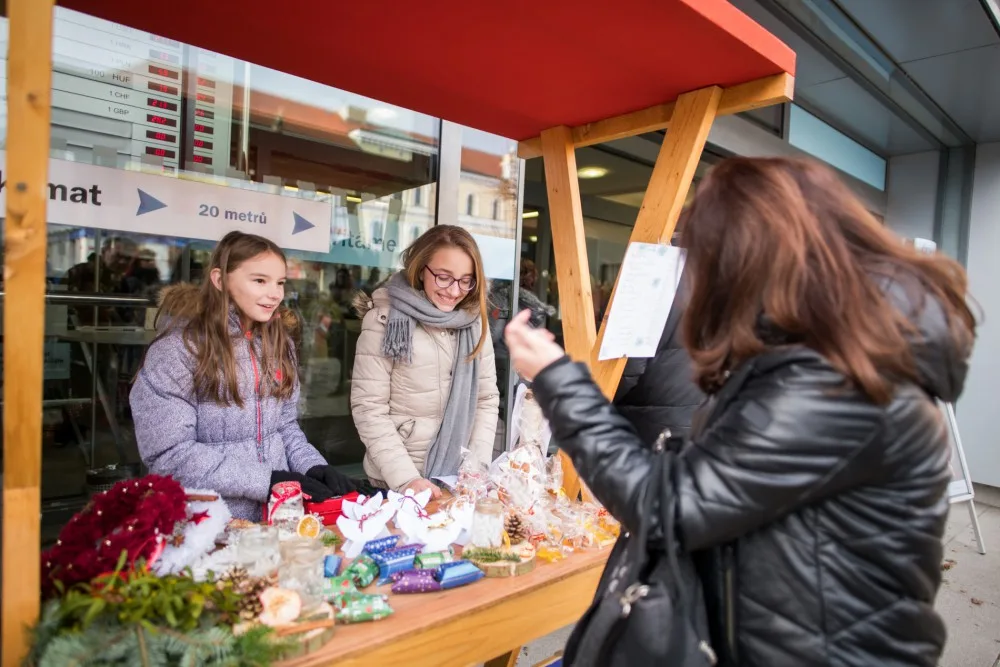 Písečtí školáci pokořili dosavadní rekord dětských jarmarků, když si vydělali celkem 27 936 korun.
