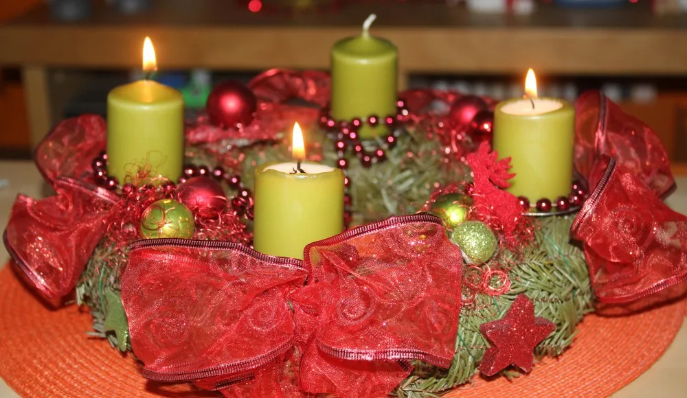 Adventní věnec, hoří třetí svíčka.