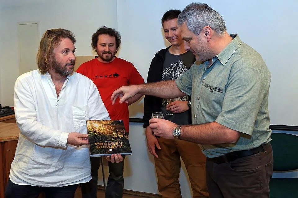 Křest knihy Pralesy Šumavy, zleva jsou: ředitel Správy Národního parku Šumava Pavel Hubený, autor knihy a mluvčí parku Jan Dvořák, fotograf Tomáš Čamra a kmotr knihy Miroslav Kříha - ředitel Lesního závodu Boubín Lesy České republiky.