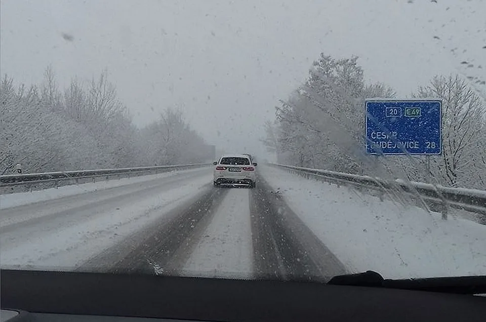Sníh komplikuje dopravu na jihočeských silnicích.