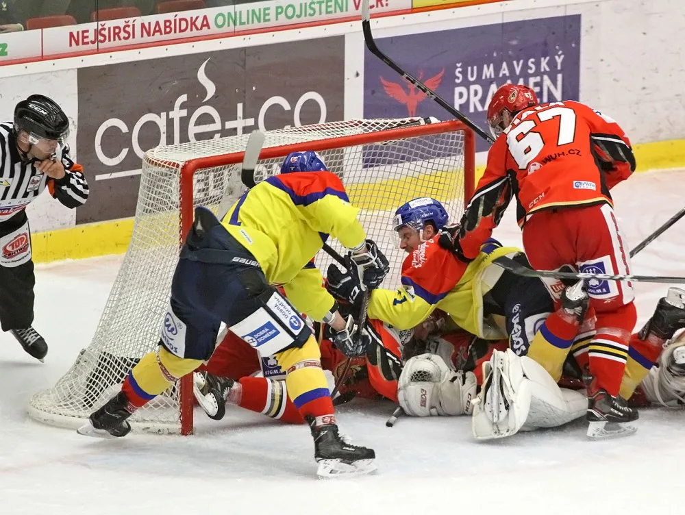 Sporný moment v závěrečné třetině, kdy Rašner zalehl kotouč v prostějovském brankovišti