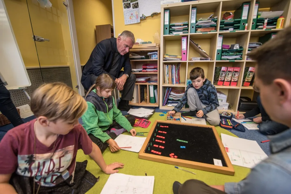 Vratislav Kulhánek v montessori škole Viva Bambini v Českých Budějovicích