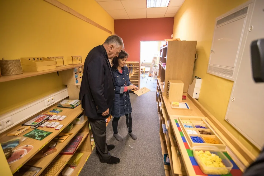 Vratislav Kulhánek v montessori škole Viva Bambini v Českých Budějovicích