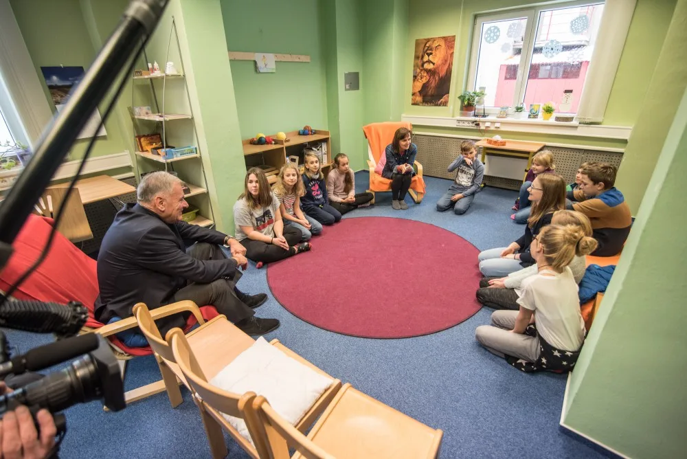 Vratislav Kulhánek v montessori škole Viva Bambini v Českých Budějovicích