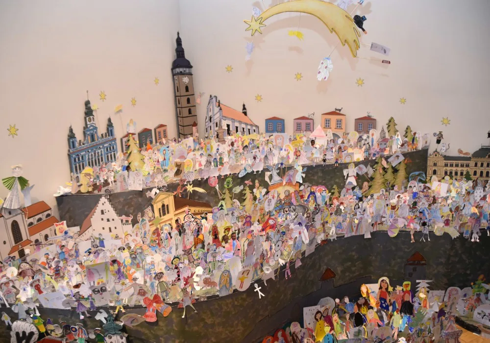 Papírový betlém v Jihočeském muzeu s 1 614 figurkami byl zapsán do České knihy rekordů.