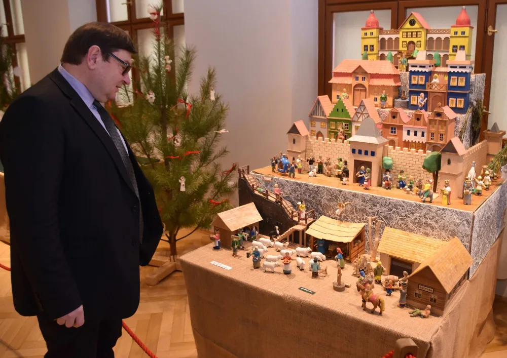 Papírový betlém v Jihočeském muzeu s 1 614 figurkami byl zapsán do České knihy rekordů.