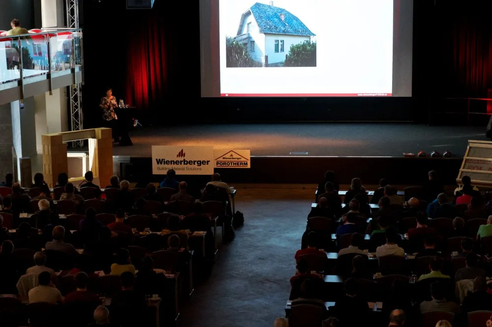 Už po osmé přichází společnosti Wienerberger a Tondach s konferencí pro stavební profesionály. Při odborném semináři Wienerberger fórum 2018 se projektanti, architekti a stavitelé dozví praktické informací a novinky z oblasti stavebnictví.