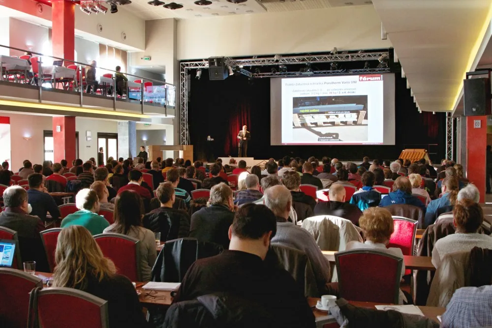Už po osmé přichází společnosti Wienerberger a Tondach s konferencí pro stavební profesionály. Při odborném semináři Wienerberger fórum 2018 se projektanti, architekti a stavitelé dozví praktické informací a novinky z oblasti stavebnictví.