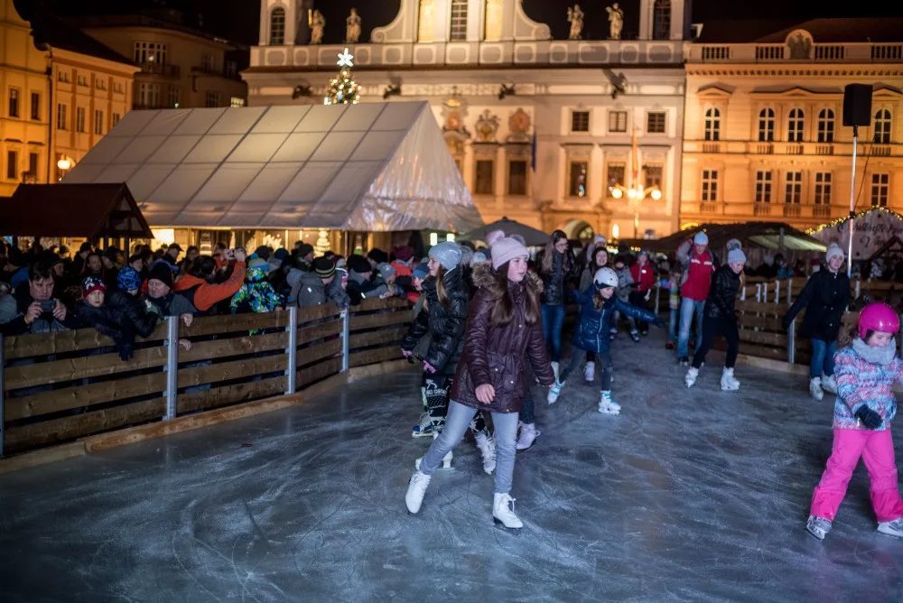 Novinka v podobě kluziště kolem Samsonovy kašny se stalo hitem letošního Českobudějovického adventu.