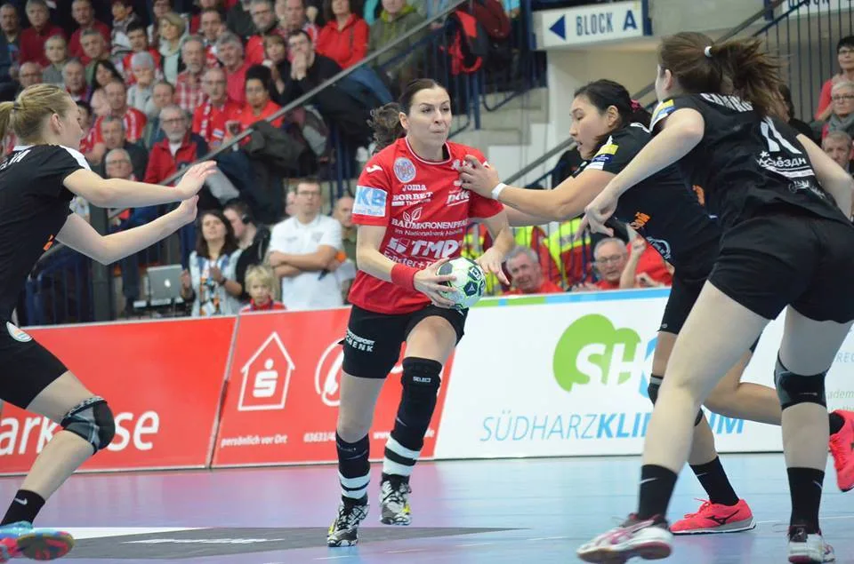 Iveta Luzumová (v červeném dresu HC Thüringer)