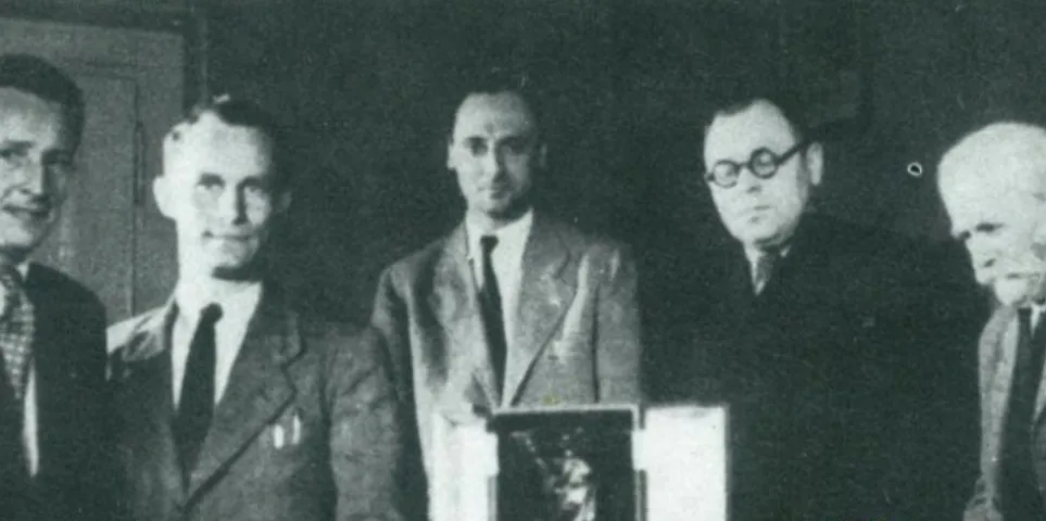 Fotografie z předávání poháru.
