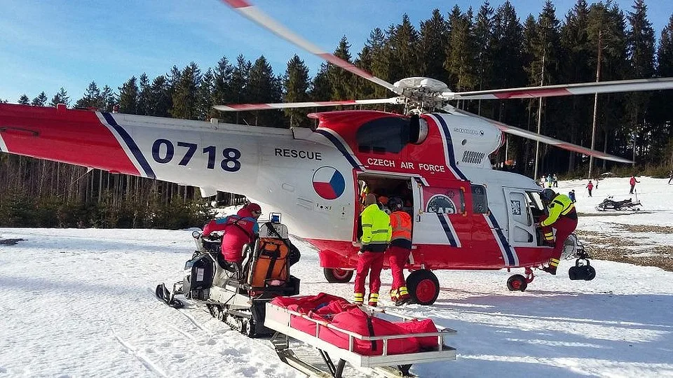 Vrtulník transportoval vážně zraněnou lyžařku z Kramolína do českobudějovické nemocnice.