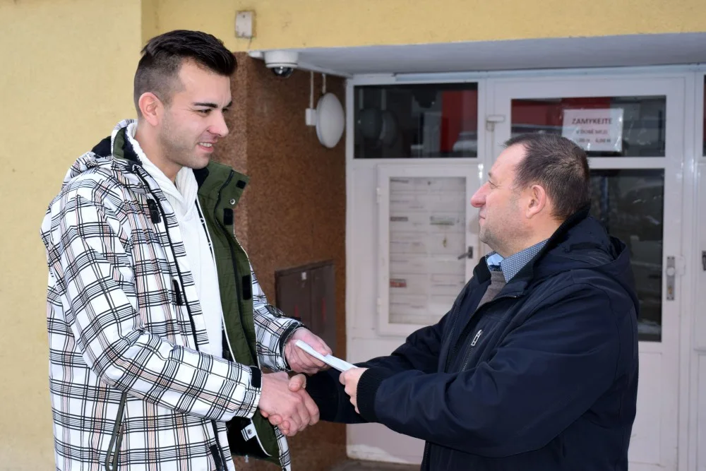 Na snímku předseda ZO OS KOVO Stanislav Jindra (vpravo) předává finanční pomoc kováků Radku Hanákovi.