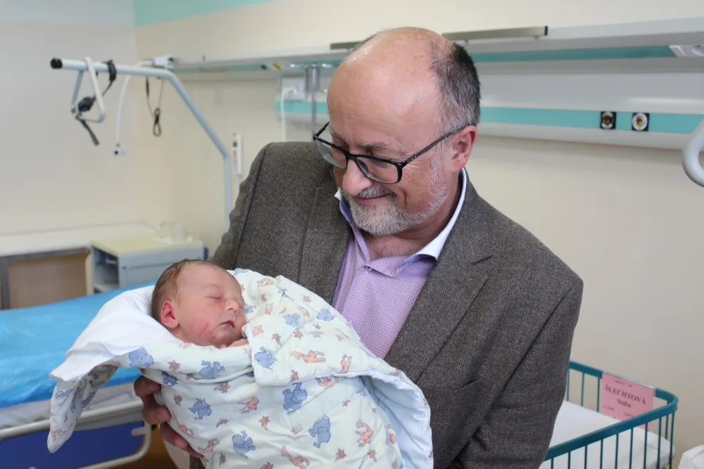 Primátor Jiří Svoboda  dnes v českobudějovické porodnici pozdravil maminku prvního miminka narozeného 1.1.2018.