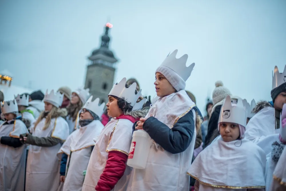 Koledníci Tříkrálové sbírky.