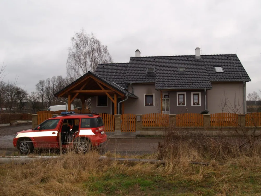 Půlmilionovou škodu způsobil požár v rodinném domě v Branné u Třeboně dnes, v pondělí 8. ledna. Hořelo v pět hodin ráno z nedbalosti,  kvůli zapálené svíčce bez dozoru.