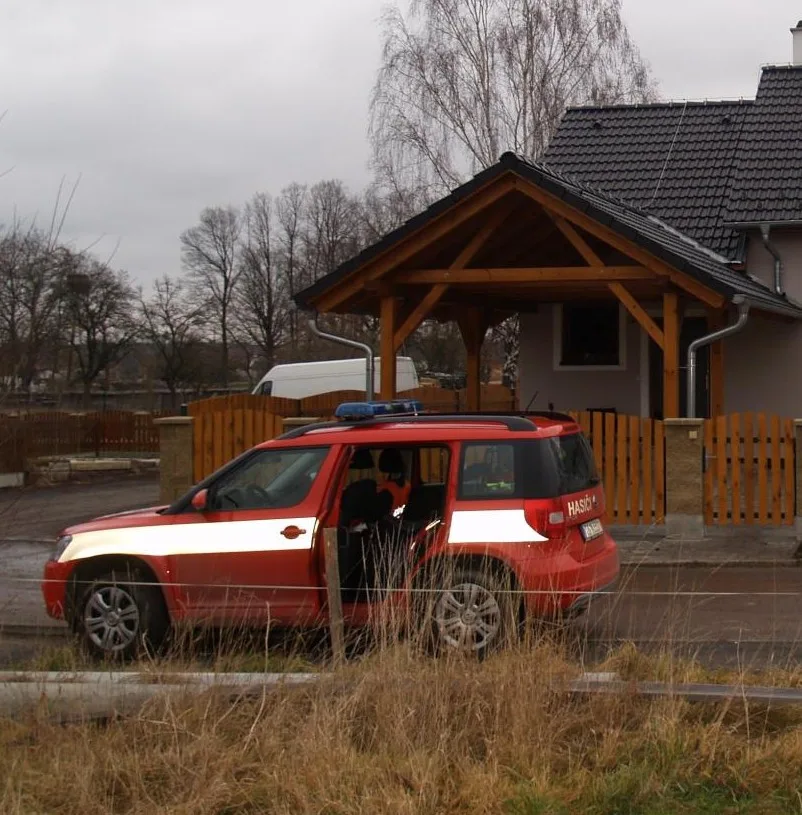 Půlmilionovou škodu způsobil požár v rodinném domě v Branné u Třeboně dnes, v pondělí 8. ledna. Hořelo v pět hodin ráno z nedbalosti,  kvůli zapálené svíčce bez dozoru.