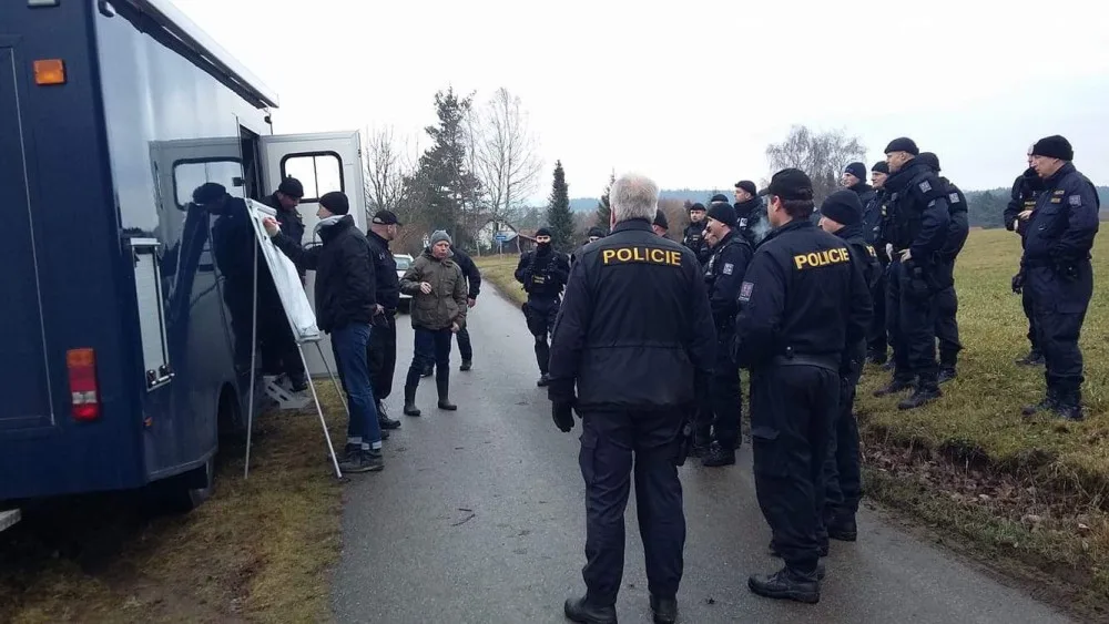 Dvojnásobnou vraždu vyšetřuje na Písecku tým kriminalistů jihočeského policejního ředitelství a píseckého územního odboru. Tým rozplétá od pondělního večera vraždu manželského páru.