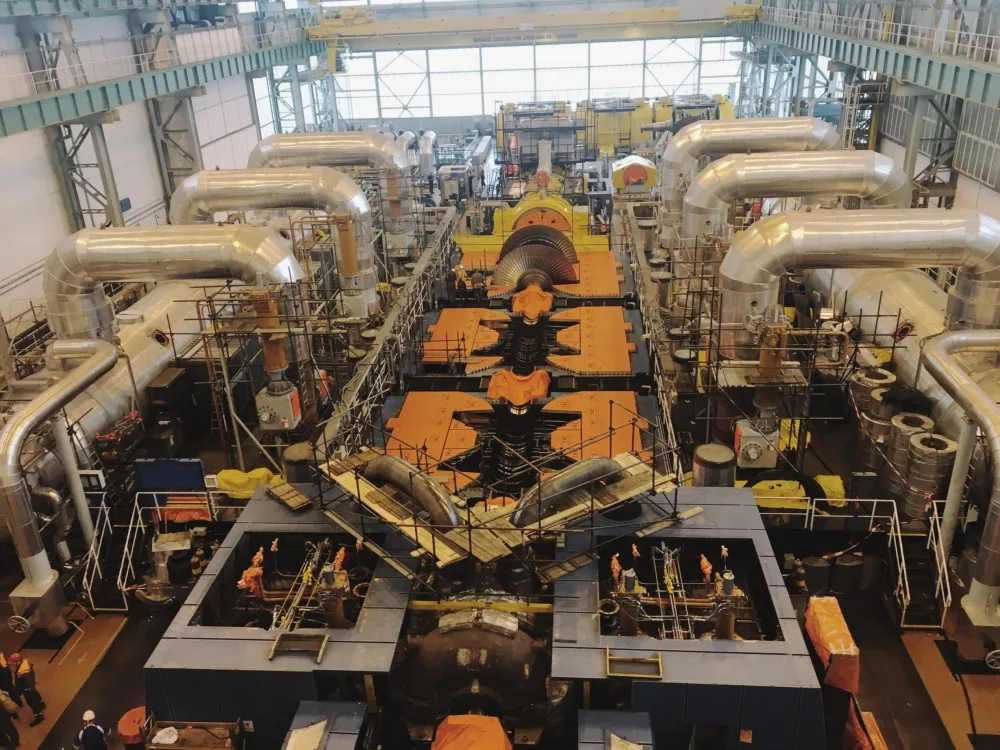 Na strojovně naplno běží kontroly rotorů turbíny a generatoru